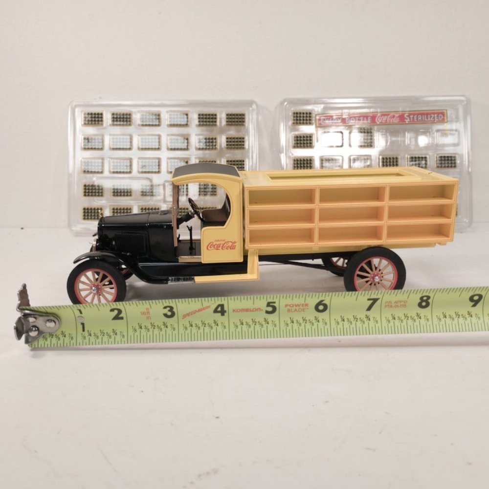 1927 Ford Coca-Cola Delivery Truck 1:24 Scale Diecast Replica Danbury Mint